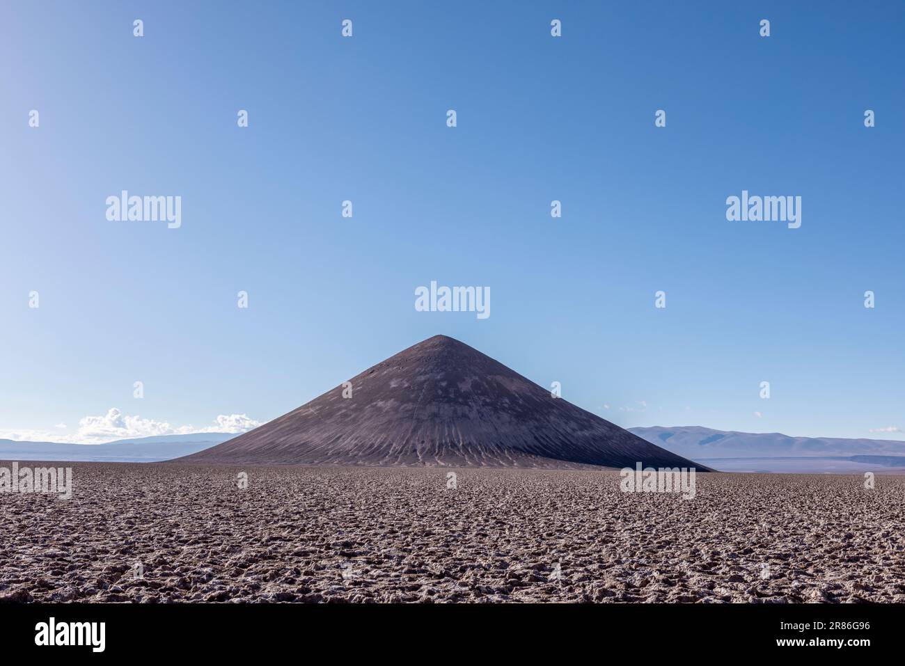 Cono de Arita perfettamente modellato nel Salar de Arizaro al mattino - esplorando gli altopiani argentini chiamati Puna mentre viaggiate in Sud America Foto Stock