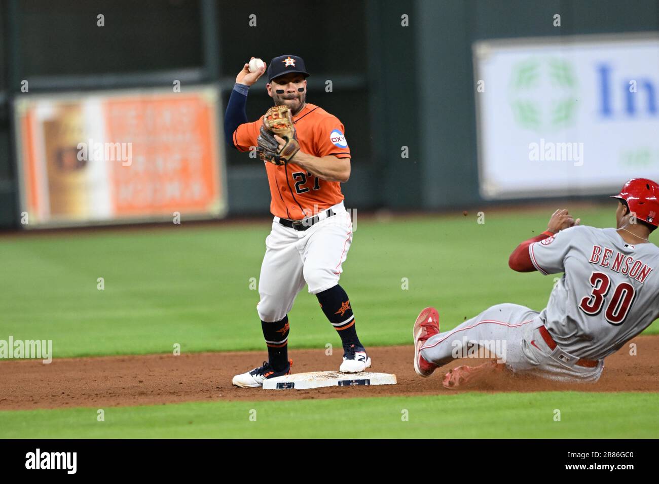 Il secondo bassista di Houston Astros Jose Altuve (27) trasforma una doppia giocata mentre il fielder destro di Cincinnati Reds Will Benson (30) scivola in secondo durante il Foto Stock