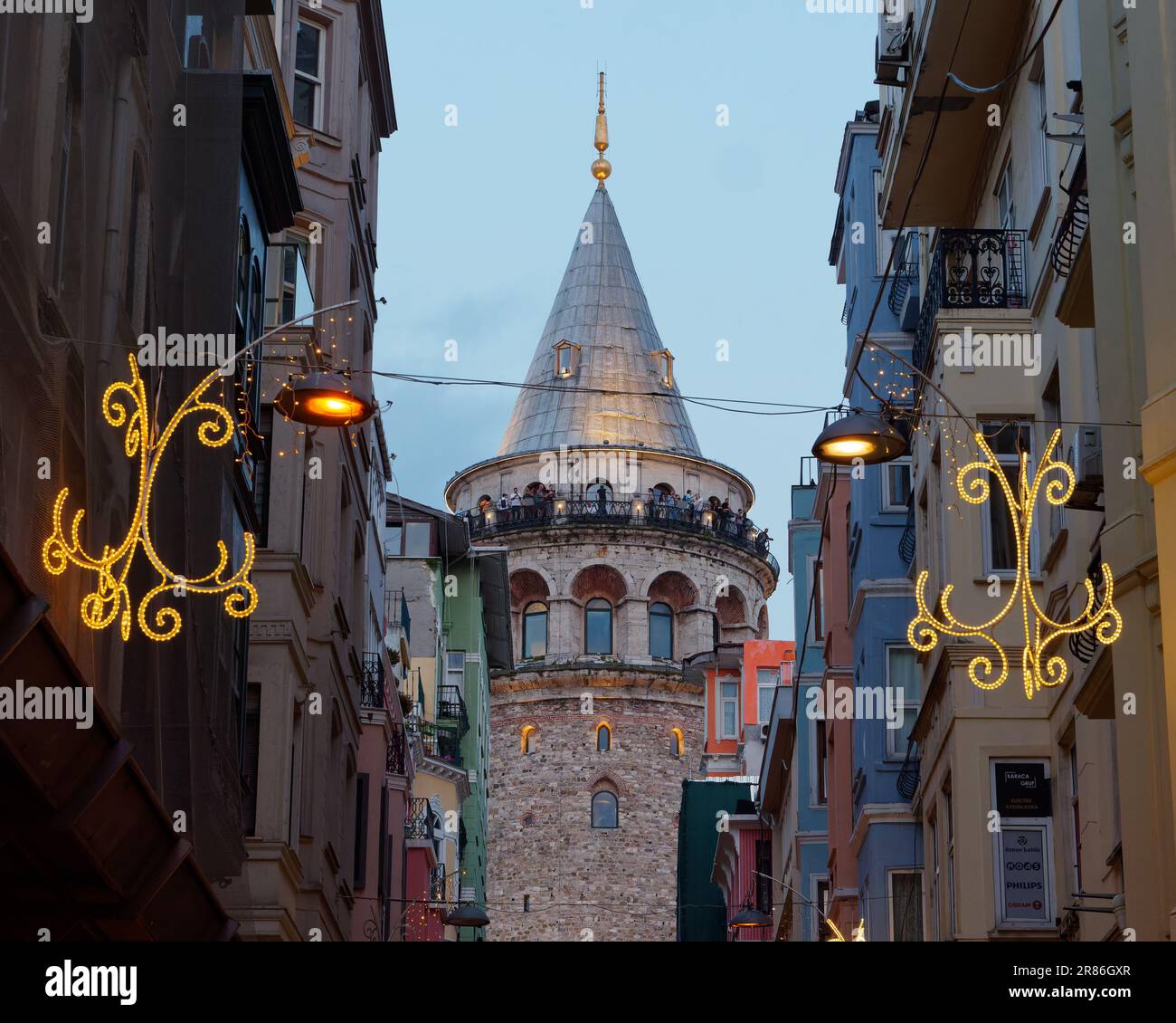 Persone che si godono la vista dalla Torre Galata la sera a Istanbul, Turchia Foto Stock