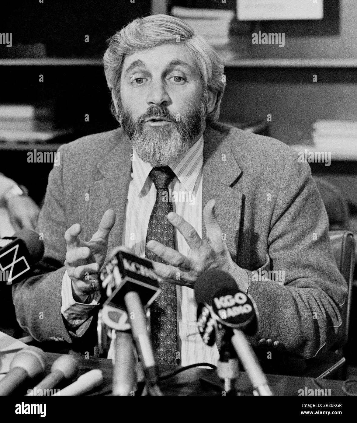 La dottoressa Mervyn Silverman, Direttore della salute, parla in una conferenza stampa, a San Francisco, California, 1984 Foto Stock