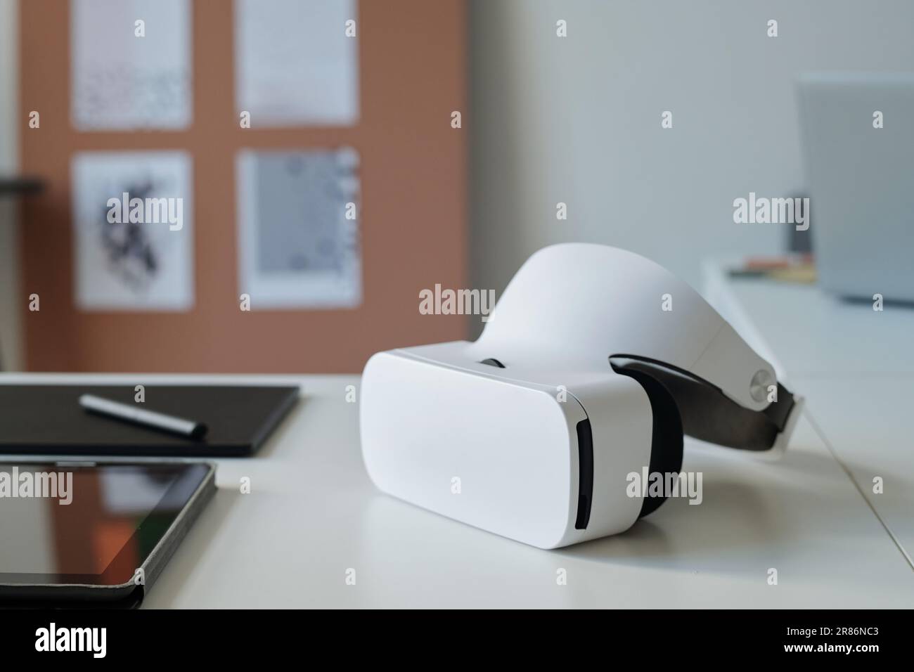 Focus su simulatore di realtà virtuale bianco necessario per il webdesigner o grafico specializzato nella creazione di nuovi giochi per computer Foto Stock
