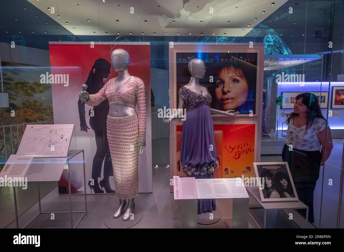 V&A, LONDRA, REGNO UNITO. 19th giugno, 2023. Il campione d'incassi estivo di V&A, DIVA, celebra la potenza e la creatività di artisti iconici, esplorando e ridefinendo il ruolo della 'Diva' e come questa sia stata sovvertita o abbracciata nel tempo attraverso l'opera, il palco, la musica popolare e il cinema. Immagine (da l a r): Ensemble indossato da Sade per il suo Love Deluxe World tour 1993; costume indossato da Barbra Streisand come Fanny Brice in Funny Girl 1968. Credit: Malcolm Park/Alamy Live News Foto Stock