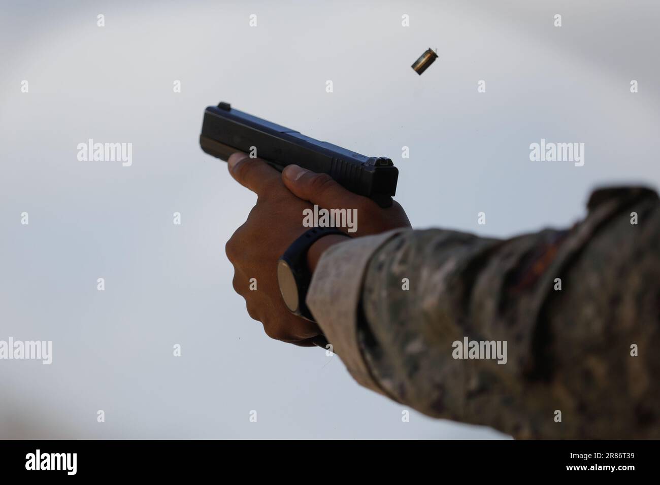 Un membro del team delle operazioni speciali uruguaiane spara una pistola durante un evento al Fuerzas Comando 23 a Sierra Prieta, Repubblica Dominicana, 17 giugno 2023. Ventidue paesi si contenderanno a Fuerzas Comando (FC23), una competizione speciale per le competenze delle forze operative, per ottenere il titolo del paese con la “migliore forza operativa speciale nelle Americhe” tra il 12-22 giugno nella Repubblica Dominicana. FC23 supporta gli Stati Uniti L’iniziativa del Southern Command di rafforzare la cooperazione, la fiducia e la fiducia a livello regionale e multinazionale attraverso impegni persistenti e coerenti con alleati e partner dell’oee Foto Stock