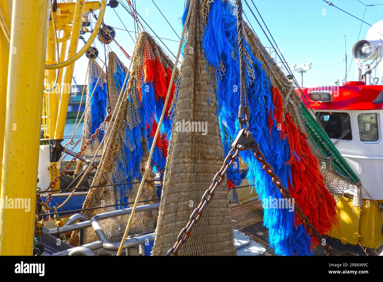 Trawler con la rete di pesca colorata al porto di Oostende, Belgio Foto Stock