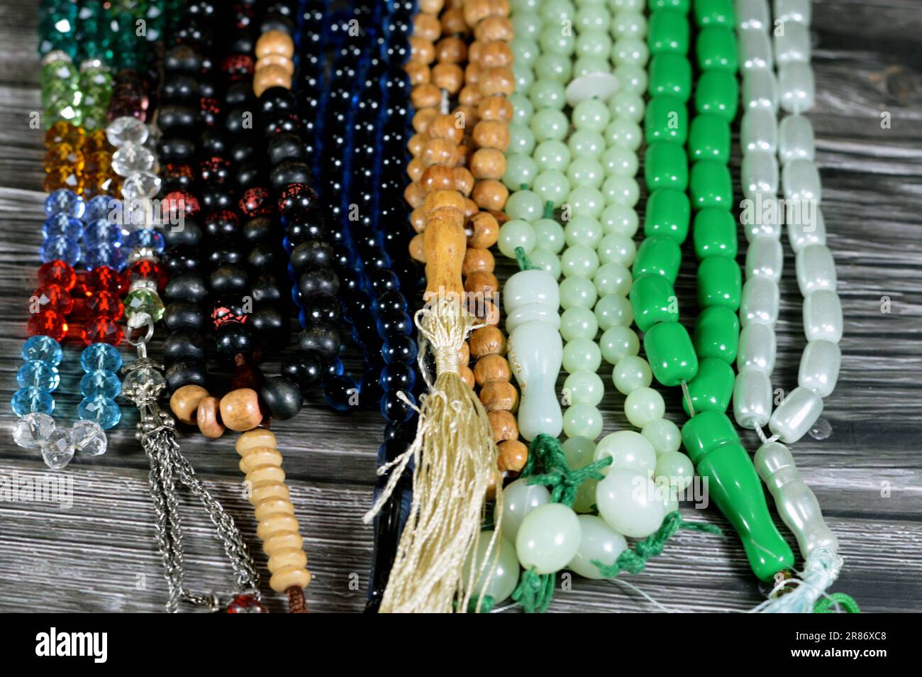 Perline di preghiera, una forma di beadwork usata per contare le ripetizioni delle preghiere, Una misbaha, un dispositivo usato per contare le preghiere islamiche tasbih zekr lodare Foto Stock