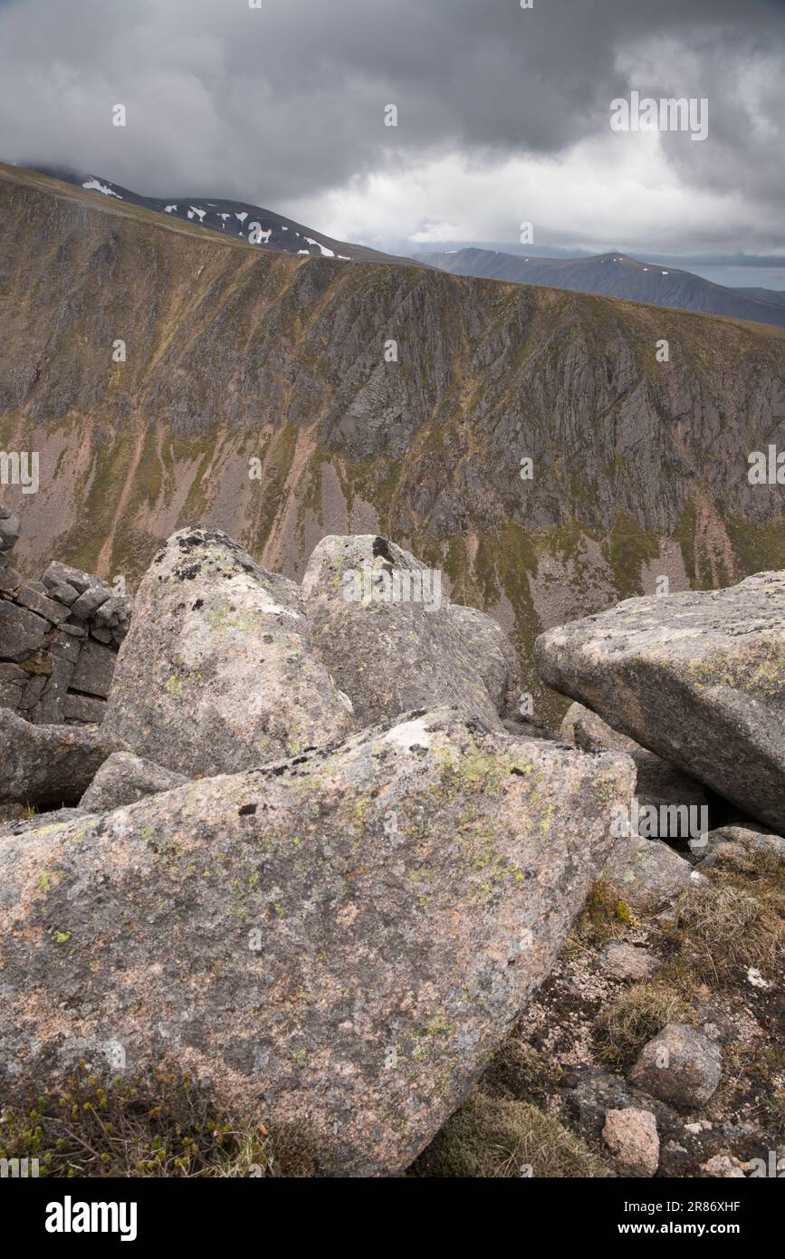 Braeraich e Cairn Lochan da Creag an Leth-choin (Lurcher's Crag), Cairngorms, Scozia, Regno Unito Foto Stock