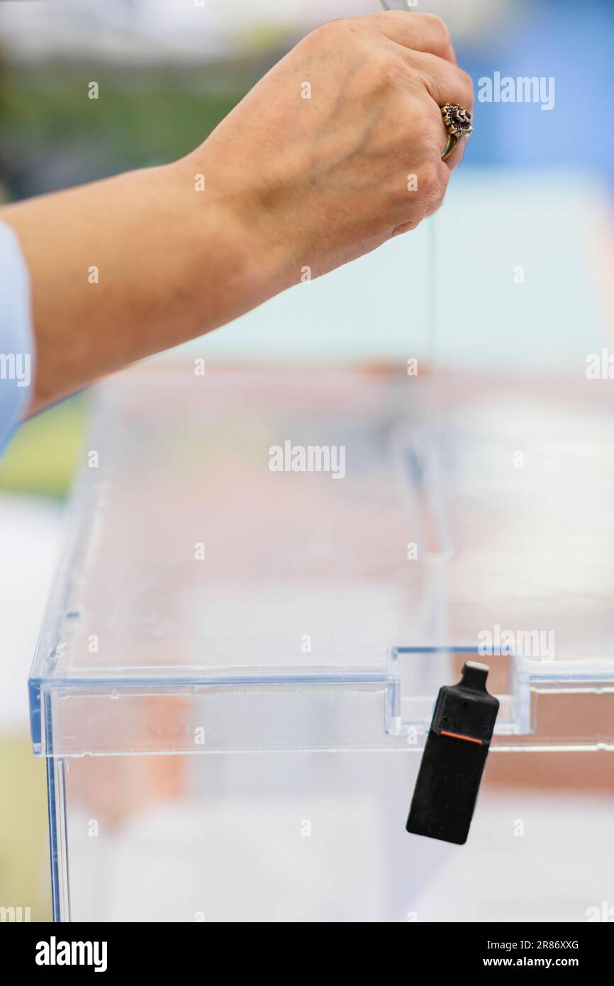 diritti di voto. Voto zingaro referendum suffragio femminile irriconoscibile tenere la busta closeup Foto Stock