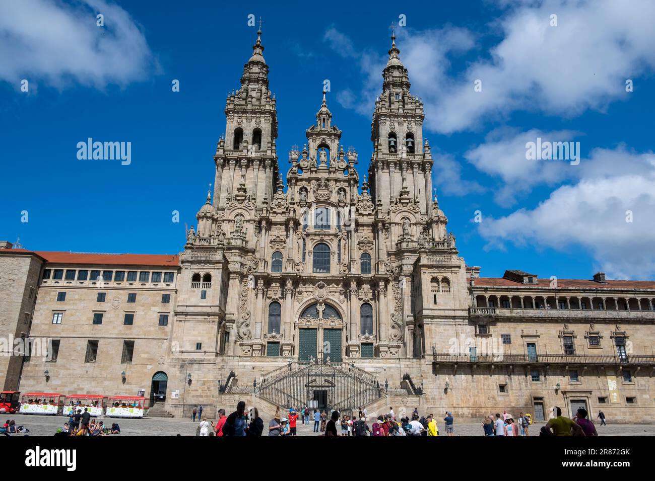 Santiago de Compostela, la Coruna, Galizia, Spagna - 11 giugno 2023. Turisti e pellegrini di fronte alla Cattedrale di Santiago de Compostela Foto Stock