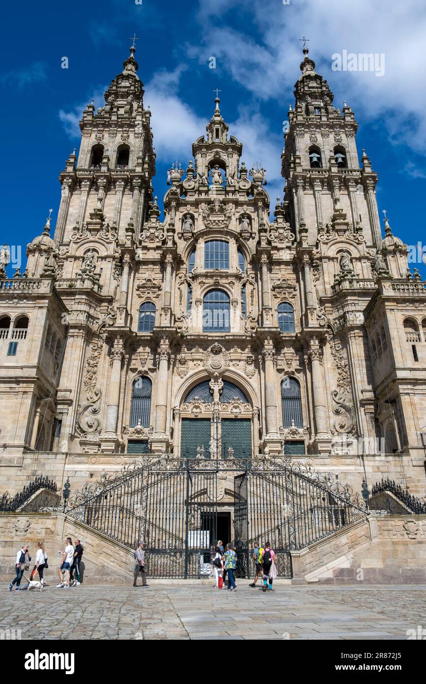 Santiago de Compostela, la Coruna, Galizia, Spagna - 11 giugno 2023. Turisti e pellegrini di fronte alla Cattedrale di Santiago de Compostela Foto Stock
