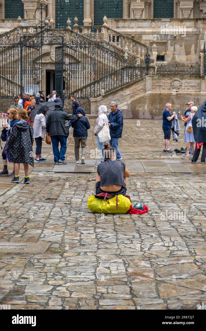 Santiago de Compostela, la Coruna, Galizia, Spagna - 11 giugno 2023. Donna Pellegrina che riposa di fronte alla Cattedrale di Santiago de Compostela Foto Stock