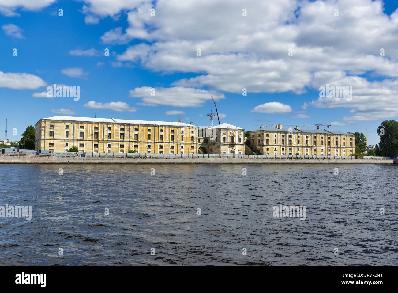 Vista sull'architettura della città dal fiume Neva, San Pietroburgo Foto Stock