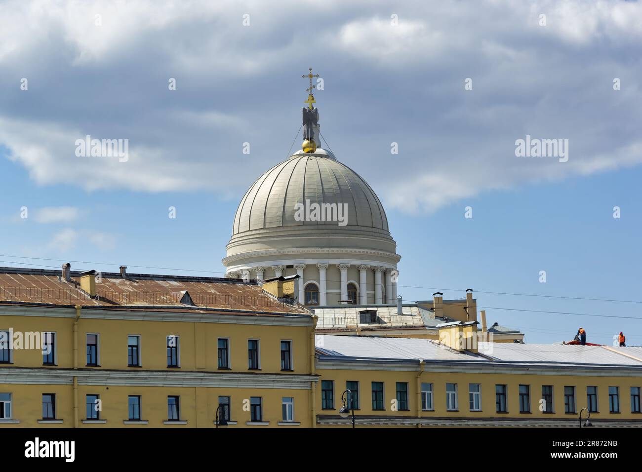 Vista dell'architettura della città dal fiume Neva, dalla cupola del tempio, da San Pietroburgo Foto Stock