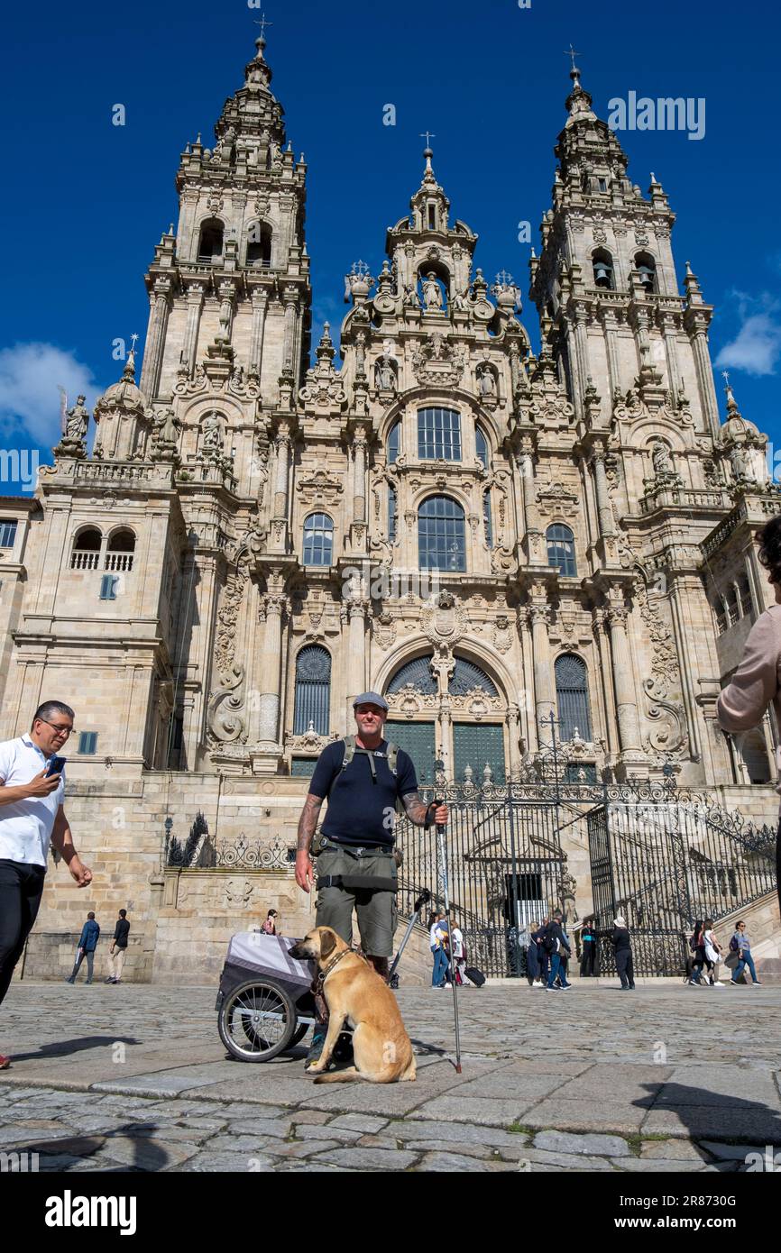 Santiago de Compostela, la Coruna, Galizia, Spagna - 13 giugno 2023. Pellegrino con il suo cane in arrivo a Santiago de Compostela. Foto Stock