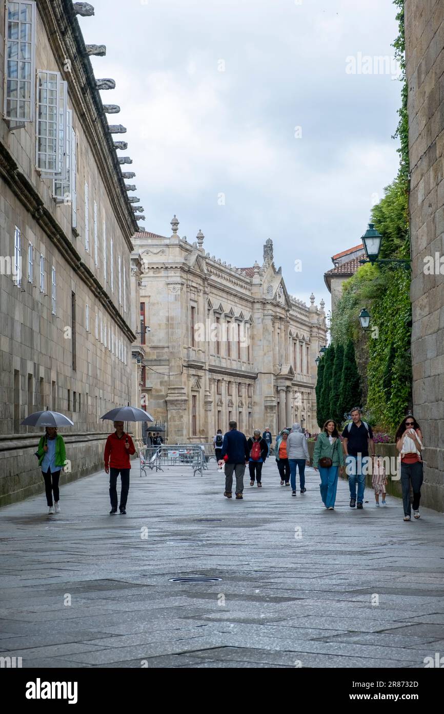 Santiago de Compostela, la Coruna, Galizia, Spagna - 13 giugno 2023. Strada di San Francisco. Giorno nuvoloso. Foto Stock