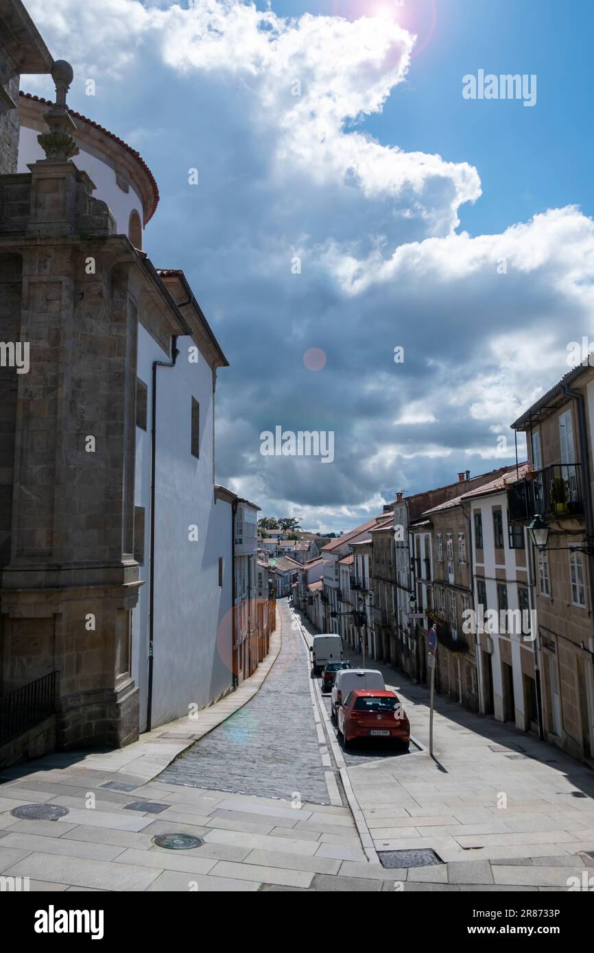 Santiago de Compostela, la Coruna, Galizia, Spagna - 13 giugno 2023. Vista sulla strada di Hortas. Foto Stock