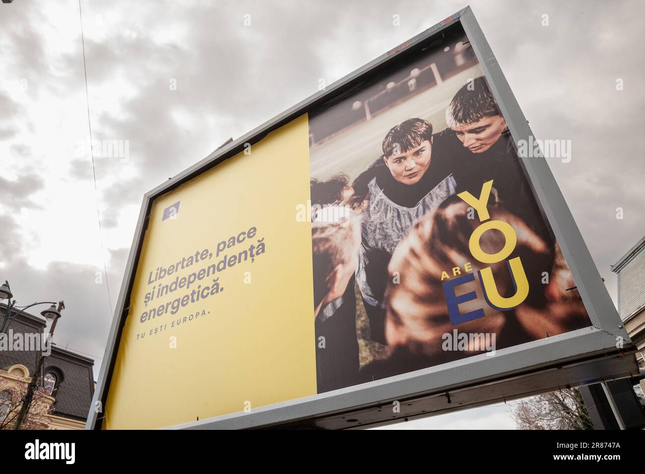 Immagine di un poster nel centro di Bucarest, Romania, che promuove il ruolo dell'UE nell'indipendenza energetica della Romania e dell'Unione europea Foto Stock