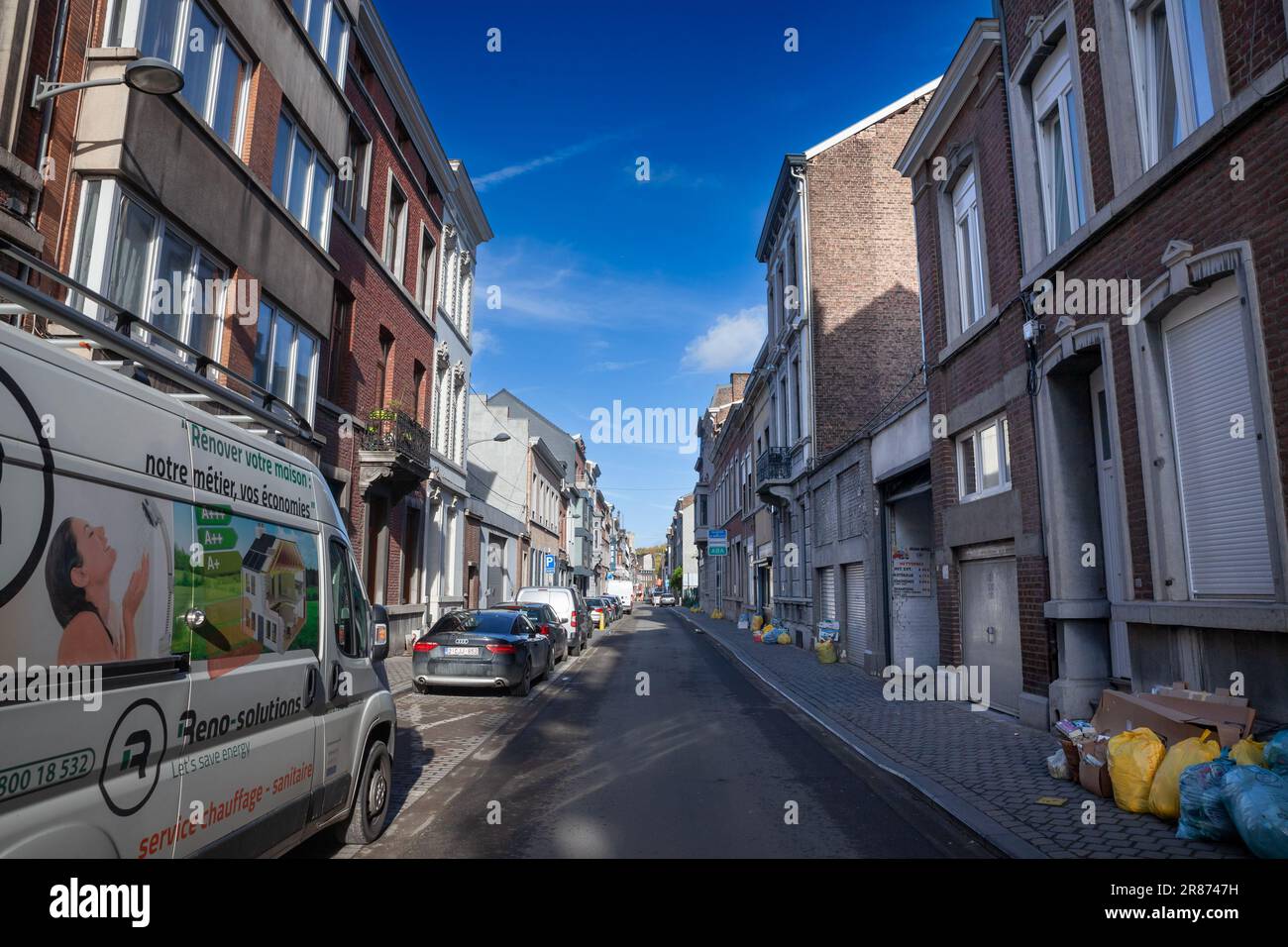 Immagine di una strada tipica del centro della città di Liegi, Belgio, rue de Serbie, con la spazzatura traboccante. Liegi è una delle principali città e municipalità di W. Foto Stock
