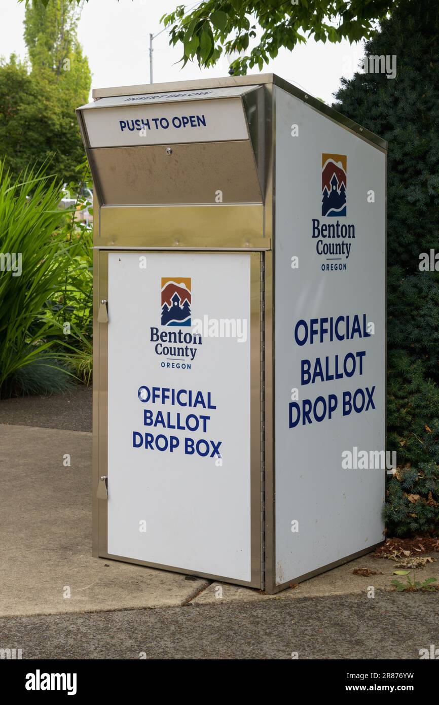 Corvallis, OR, USA - 13 giugno 2023; voto ufficiale della contea di Benton drop box a Corvallis, Oregon Foto Stock