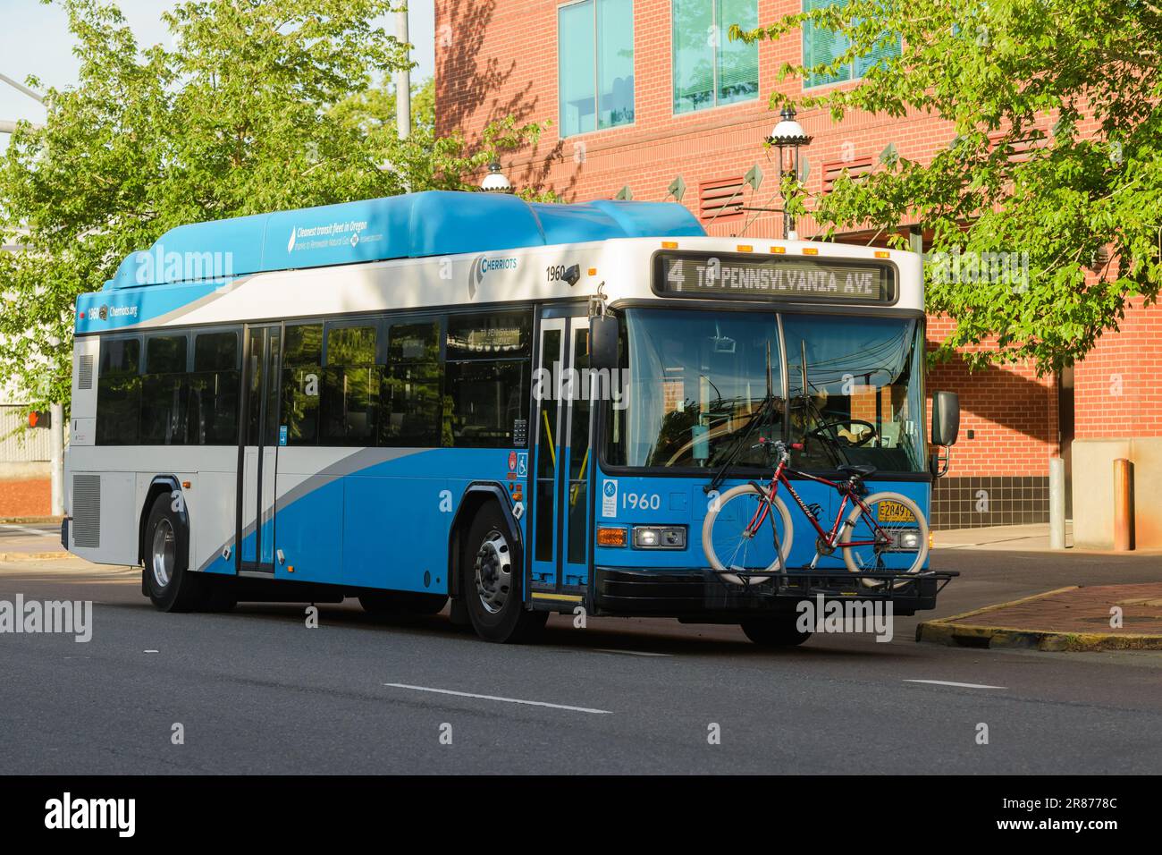Salem, OR, USA - 13 giugno 2023; Salem Area Mass Transit District Cherriots servizio di autobus per il centro città Foto Stock