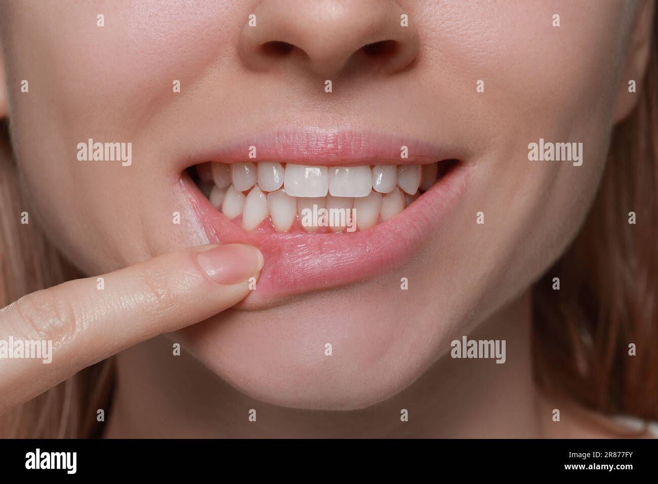 Giovane donna che mostra gengive sane, vista primo piano Foto Stock