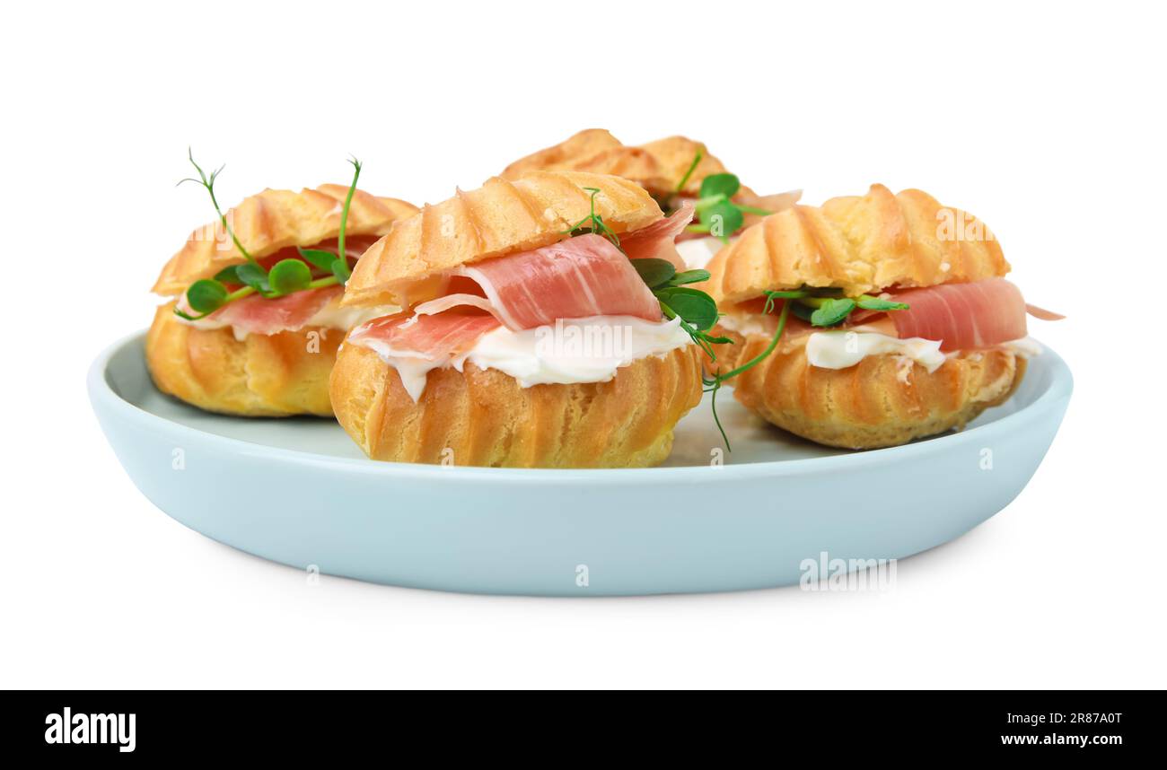 Deliziosi profiteroles con formaggio cremoso e prosciutto isolato su bianco Foto Stock