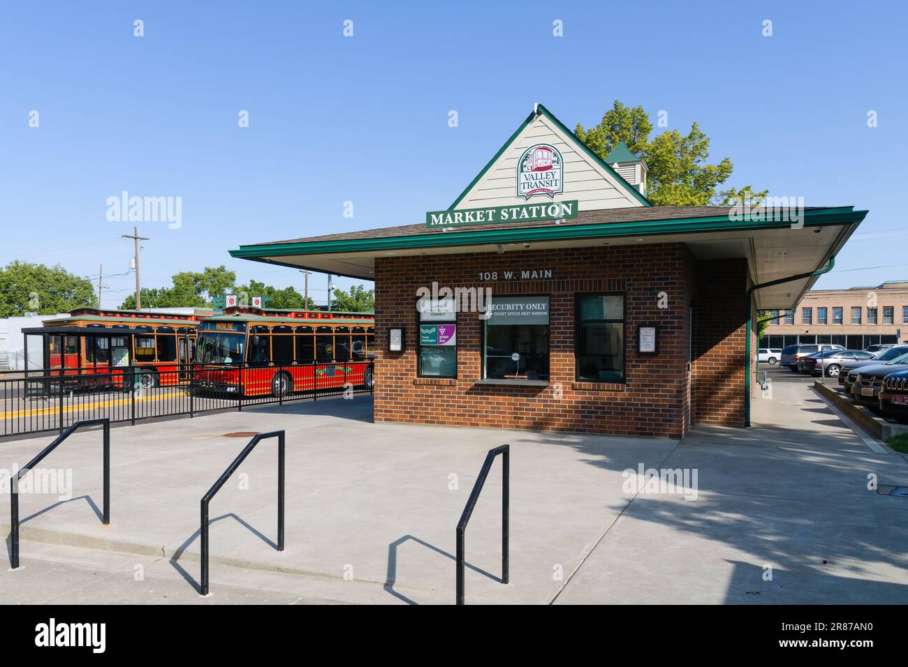 Walla Walla, WA, USA - 25 maggio 2023; Valley Transit Stazione Centrale del mercato a Walla Walla con autobus filobus Foto Stock