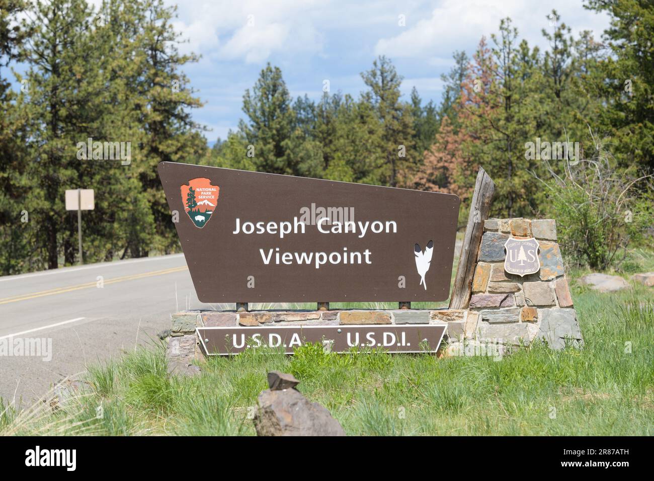Enterprise, OR, USA - 24 maggio 2023; firma per Joseph Canyon Viewpoint nel nord-est dell'Oregon lungo la strada Foto Stock