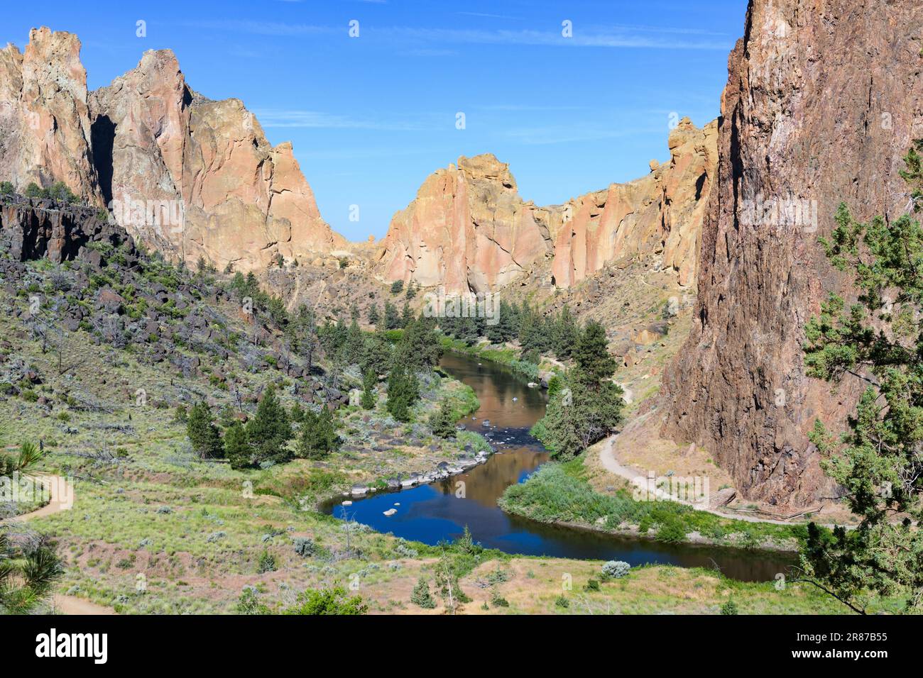 Vista panoramica dello Smith Rock state Park in Oregon con il fiume Crooked Foto Stock