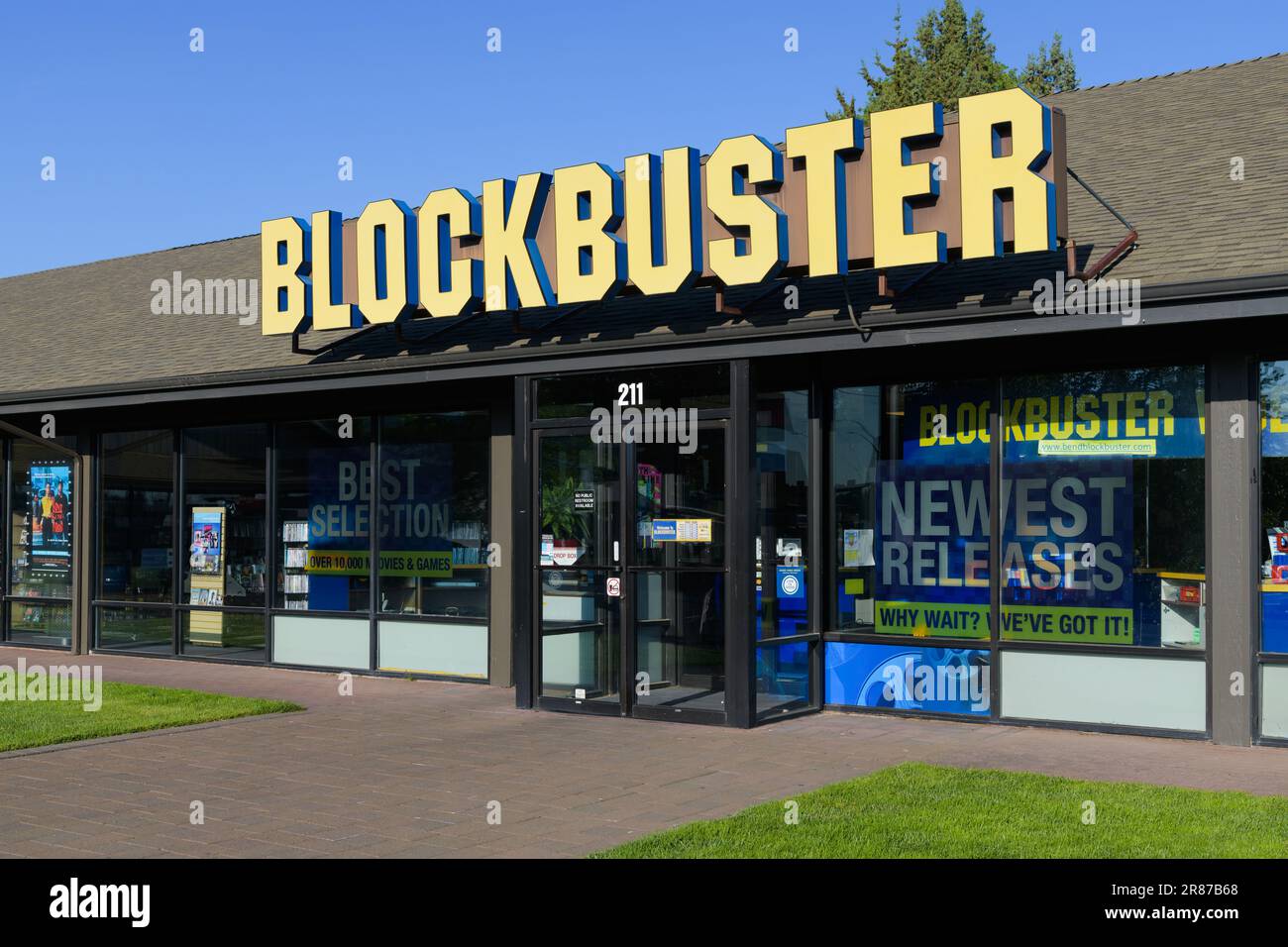 Bend, OR, USA - 16 giugno 2023; facciata e cartello sull'ultima posizione Blockbuster Foto Stock