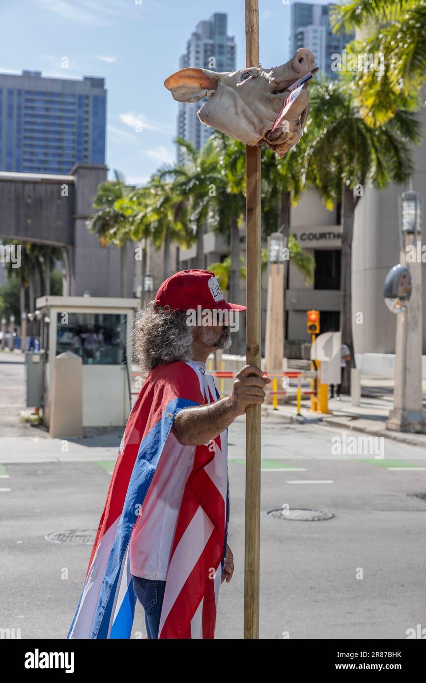 MIAMI, Florida – 13 giugno 2023: Un dimostratore è visto vicino a un tribunale federale di Miami prima di un'audizione di arrignment per l'ex presidente Donald J. Trump. Foto Stock
