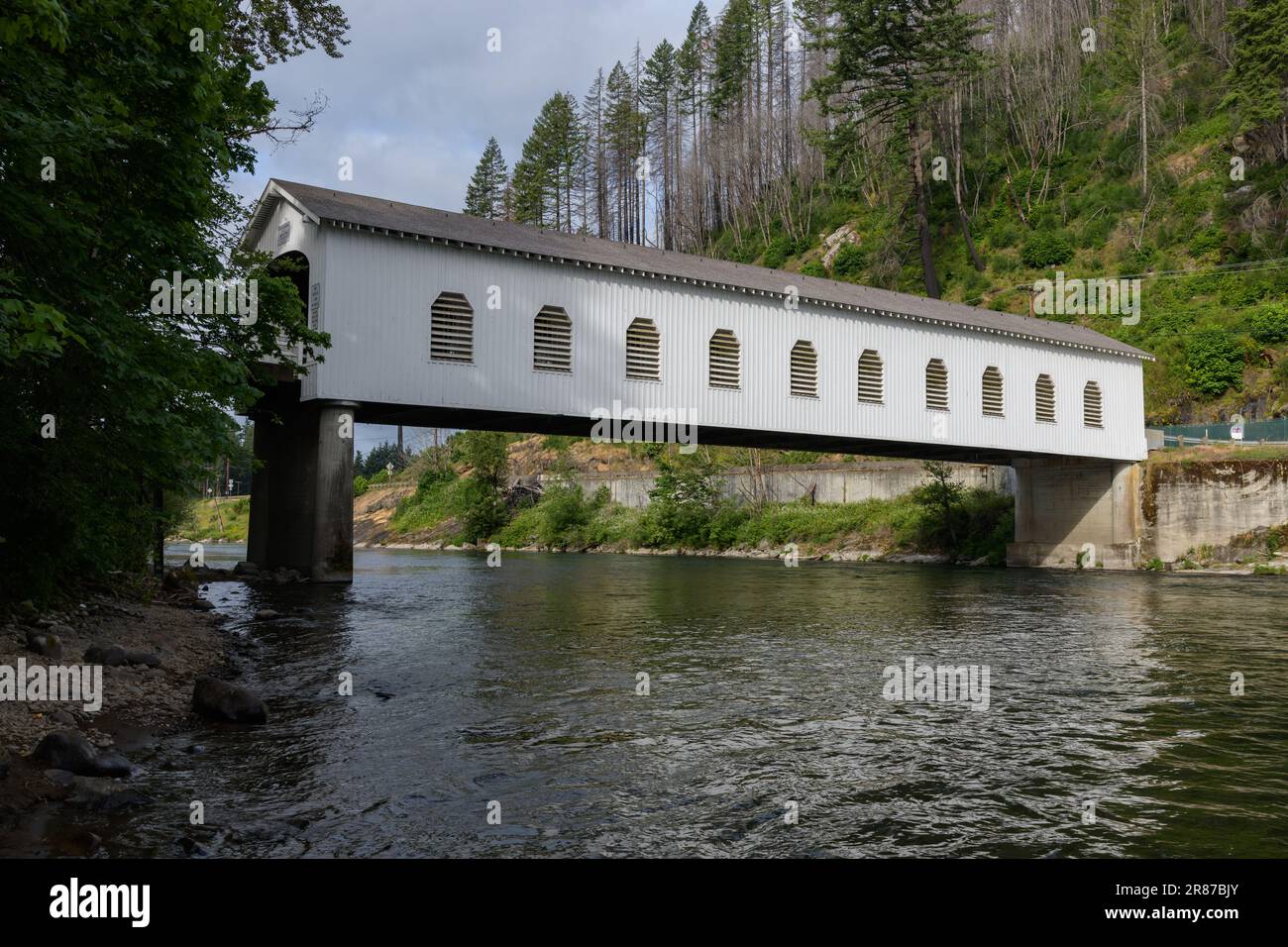Lane County, OR, USA - 14 giugno 2023; Goodpasure Bridge sul fiume McKenzie nella Lane County Oregon Foto Stock