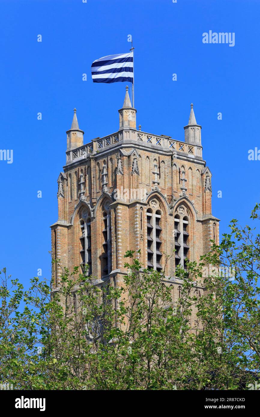 La bandiera di Dunkerque che sorvola con orgoglio il campanile (campanile) del XV secolo in stile gotico (patrimonio dell'umanità dell'UNESCO) a Dunkerque (Nord), in Francia Foto Stock