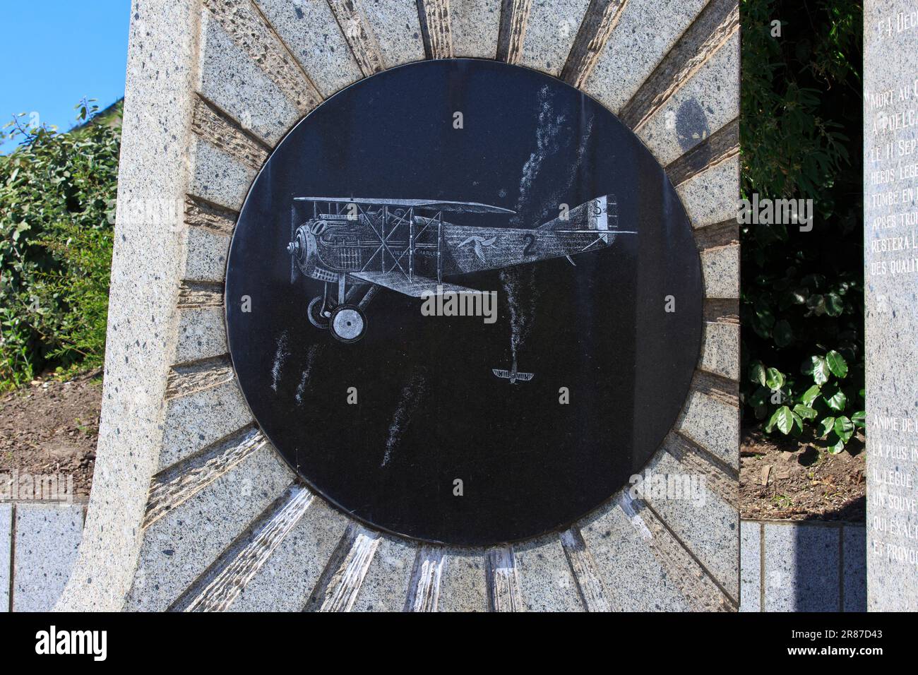 Il combattente francese della prima guerra mondiale Georges Guynemer (1894-1917) nel suo aereo da combattimento biplanare SPAD S.VII al Guynemer Memorial a Dunkerque (Nord), Francia Foto Stock