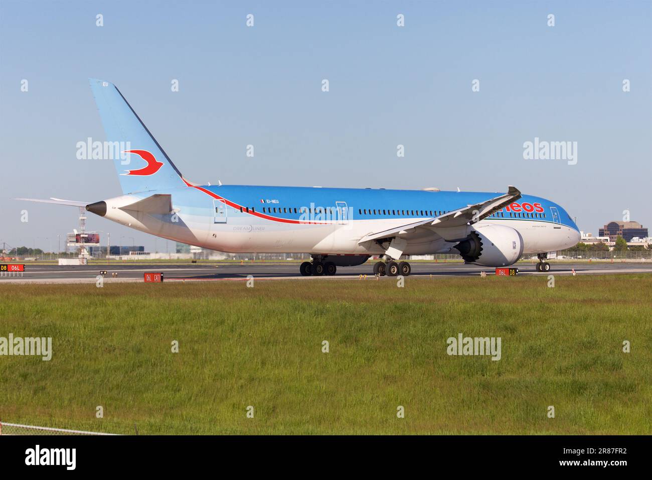 Neo Airlines Boeing 787-900, EI-NEU, in rullaggio alla pista 06L presso l'aeroporto Pearson di Toronto Foto Stock