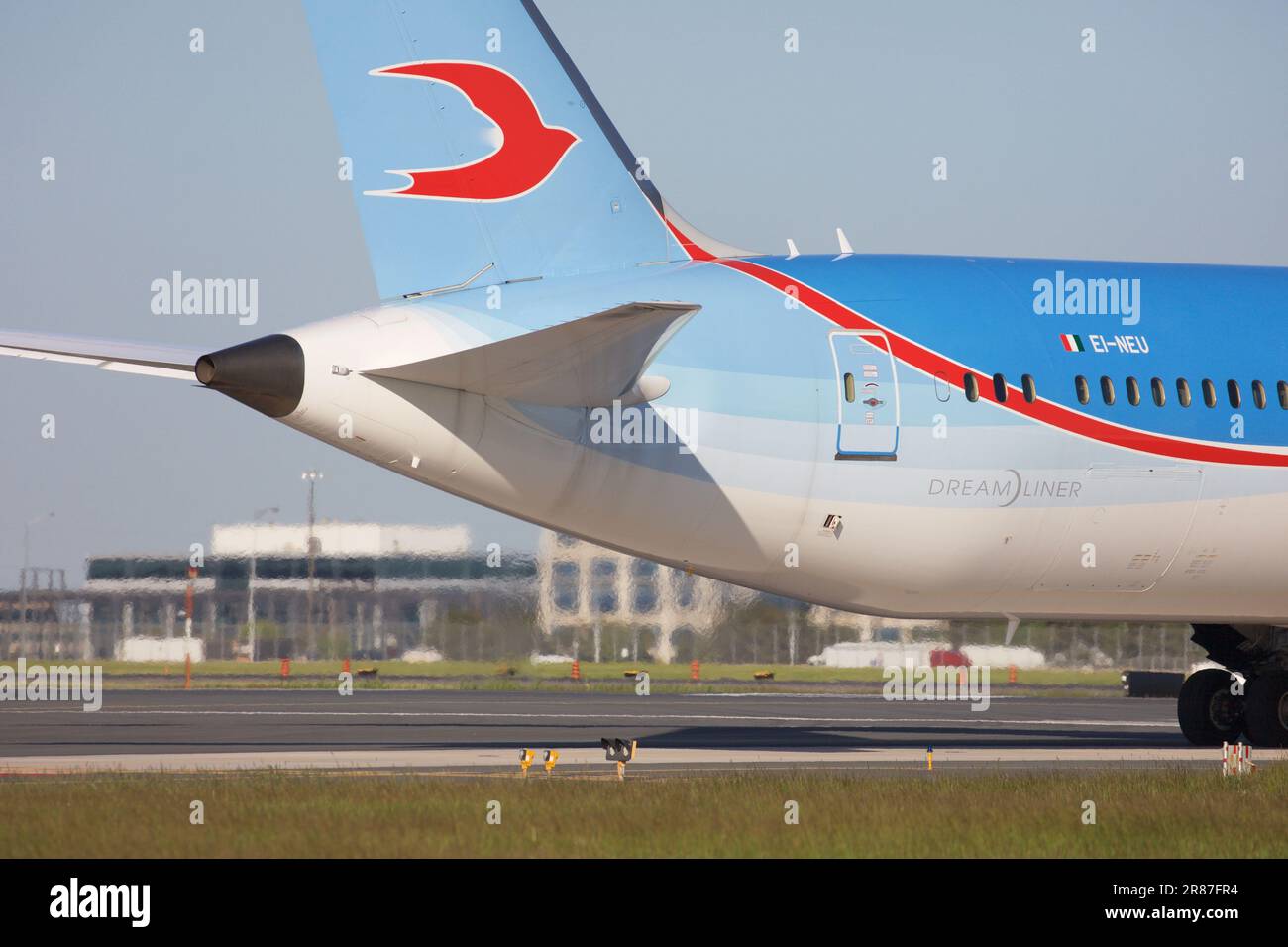Neo Airlines Boeing 787-900, EI-NEU, in rullaggio alla pista 06L presso l'aeroporto Pearson di Toronto Foto Stock