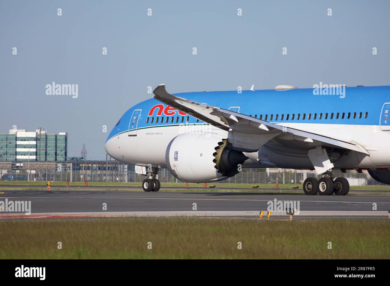 Neo Airlines Boeing 787-900, EI-NEU, in rullaggio alla pista 06L presso l'aeroporto Pearson di Toronto Foto Stock