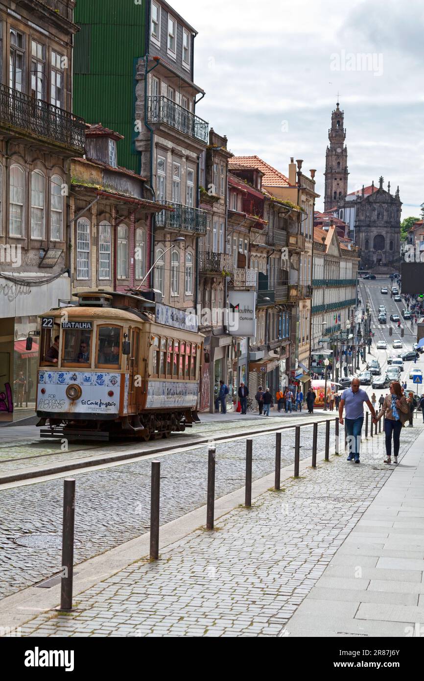 Porto, Portogallo - 03 2018 giugno: Tram nella strada di Porto con la chiesa dietro. Foto Stock