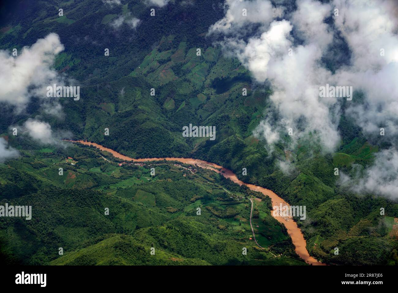 Sorvolando la lussureggiante giungla e le colline ondulate, questa vista aerea cattura la bellezza mozzafiato del fiume Mekong vicino a Luang Prabang, Laos. Foto Stock