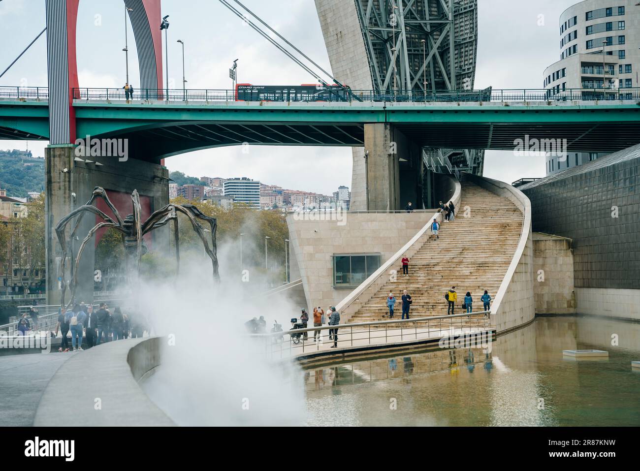 Aprile 2022 Europa, Spagna, paesi baschi, provincia di vizcaya, bilbao, vista sul ponte la salve a bilbao. Foto di alta qualità Foto Stock