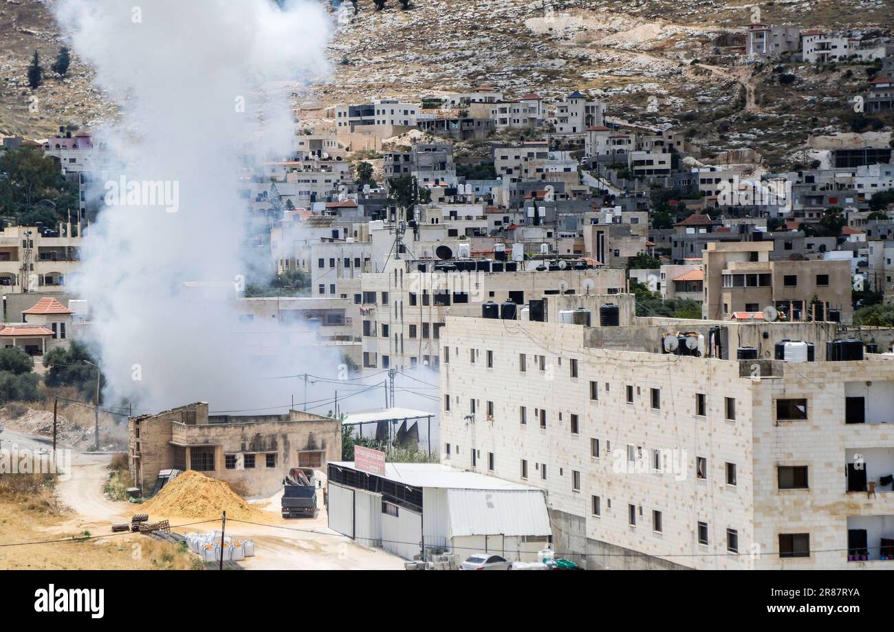 Jenin, Palestina. 19th giugno, 2023. Il fumo sorge dopo che un elicottero israeliano ha bombardato un sito durante un raid sul campo di Jenin nella Cisgiordania occupata a nord. Le forze armate israeliane hanno fatto irruzione nel campo profughi di Jenin vicino alla città di Jenin con elicotteri e decine di veicoli militari corazzati. I combattenti della resistenza palestinese hanno installato un dispositivo fatto in casa che è esploso sotto un veicolo militare israeliano, che lo ha distrutto, ferendo sette soldati israeliani che erano all'interno. Credit: SOPA Images Limited/Alamy Live News Foto Stock