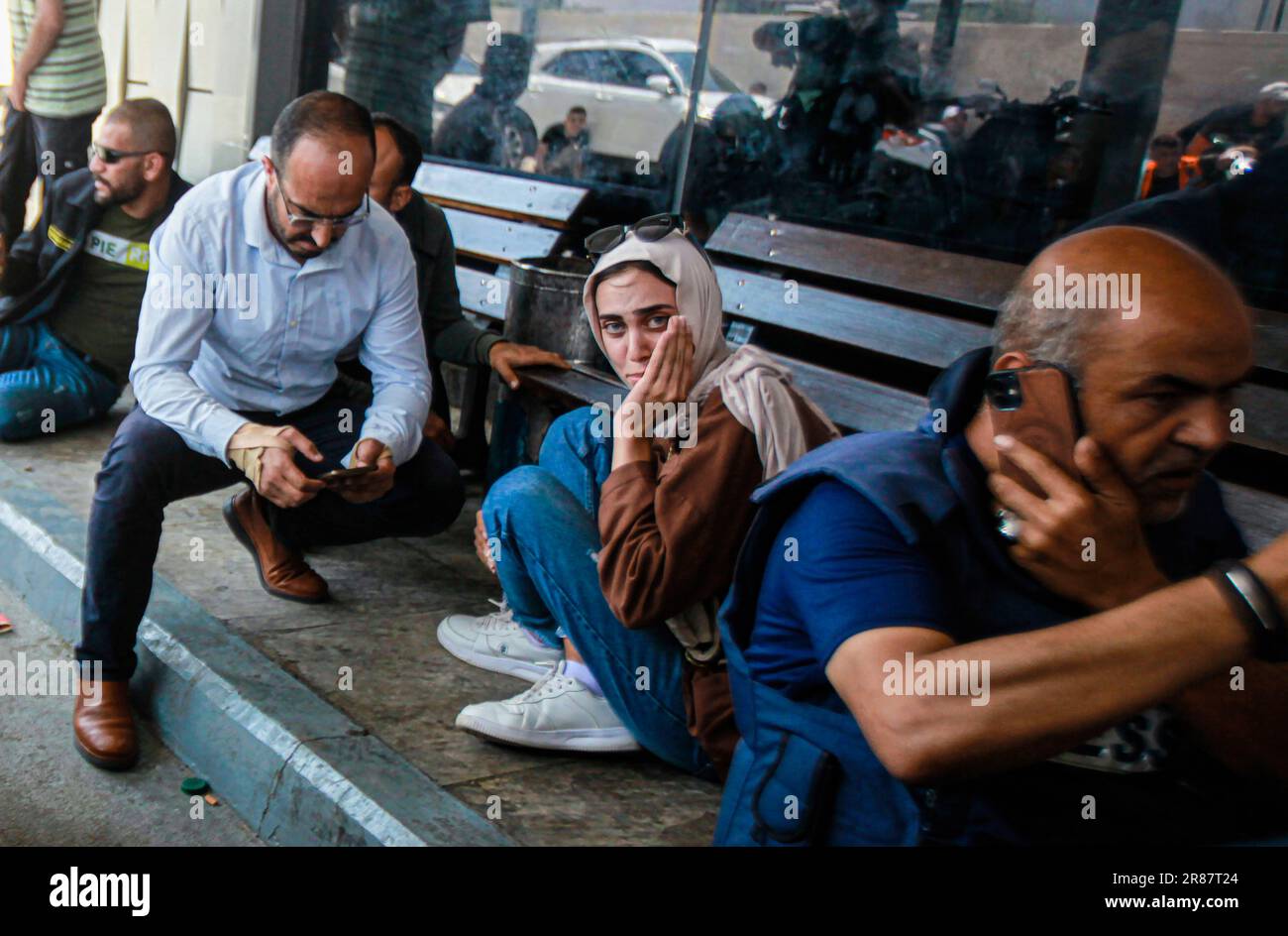 I palestinesi si nascondono dietro un muro per paura delle pallottole delle forze israeliane durante un'incursione sul campo di Jenin nella Cisgiordania occupata a nord. Le forze armate israeliane hanno fatto irruzione nel campo profughi di Jenin vicino alla città di Jenin con elicotteri e decine di veicoli militari corazzati. Il raid durò dieci ore, uccidendo cinque palestinesi, tra cui un bambino, e ferendo decine di persone. I combattenti della resistenza palestinese hanno installato un dispositivo fatto in casa che è esploso sotto un veicolo militare israeliano, che lo ha distrutto, ferendo sette soldati israeliani che erano all'interno. Il corrispondente militare israeliano 'Dfoury' ha detto che il for Foto Stock