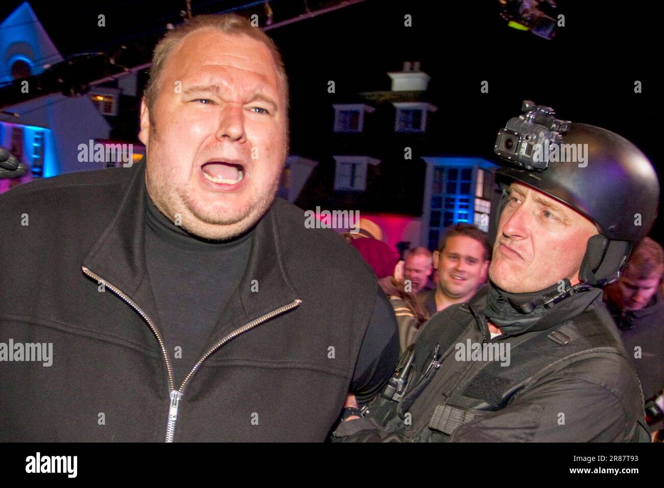 Kim Dotcom finge di essere arrestato mentre fa un falso raid FBI al lancio del sito web Mega, Dotcom Mansion, Coatesville, Auckland, Nuova Zelanda, Domenica 20 gennaio 2013. Foto Stock