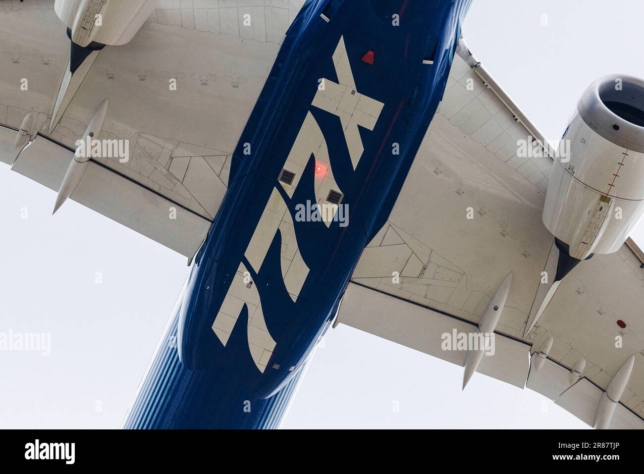 Le Bourget, Francia. 19th giugno, 2023. Il Boeing 777X è l'ultima serie di jetliner a motore doppio, a lungo raggio, con cassone largo della famiglia Boeing 777 di Boeing Commercial Airplane. Il modello 777X è dotato di nuovi motori GE9X, di nuove ali composite con punte delle ali pieghevoli, di maggiore larghezza della cabina e capacità di seduta e di tecnologie del Boeing 787. Il 777X è stato lanciato nel novembre 2013 con due varianti: Il 777-8 e il 777-9. Foto di Thomas Arnoux/ABACAPRESS.COM Credit: Abaca Press/Alamy Live News Foto Stock