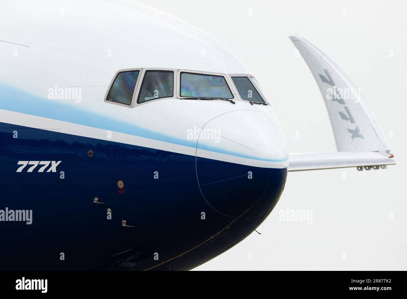 Le Bourget, Francia. 19th giugno, 2023. Il Boeing 777X è l'ultima serie di jetliner a motore doppio, a lungo raggio, con cassone largo della famiglia Boeing 777 di Boeing Commercial Airplane. Il modello 777X è dotato di nuovi motori GE9X, di nuove ali composite con punte delle ali pieghevoli, di maggiore larghezza della cabina e capacità di seduta e di tecnologie del Boeing 787. Il 777X è stato lanciato nel novembre 2013 con due varianti: Il 777-8 e il 777-9. Foto di Thomas Arnoux/ABACAPRESS.COM Credit: Abaca Press/Alamy Live News Foto Stock