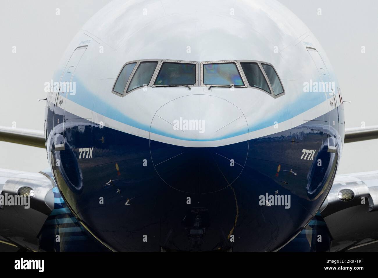Le Bourget, Francia. 19th giugno, 2023. Il Boeing 777X è l'ultima serie di jetliner a motore doppio, a lungo raggio, con cassone largo della famiglia Boeing 777 di Boeing Commercial Airplane. Il modello 777X è dotato di nuovi motori GE9X, di nuove ali composite con punte delle ali pieghevoli, di maggiore larghezza della cabina e capacità di seduta e di tecnologie del Boeing 787. Il 777X è stato lanciato nel novembre 2013 con due varianti: Il 777-8 e il 777-9. Foto di Thomas Arnoux/ABACAPRESS.COM Credit: Abaca Press/Alamy Live News Foto Stock