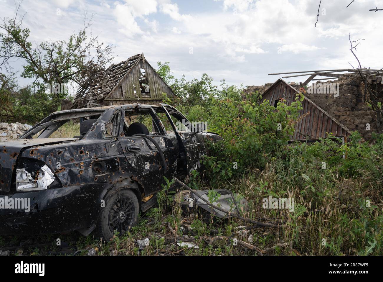 Ucraina. 17th giugno, 2023. Un'auto danneggiata con i segni di shrapnel è visto accanto ad alcune case danneggiate nel villaggio recentemente liberato Neskuchne. L’Ucraina ha liberato diversi villaggi, tra cui Neskuchne, Blahodatne e Makarivka, nella regione sudorientale di Donetsk, mentre la tanto attesa controffensiva è stata lanciata la scorsa settimana. (Foto di Ashley Chan/SOPA Images/Sipa USA) Credit: Sipa USA/Alamy Live News Foto Stock