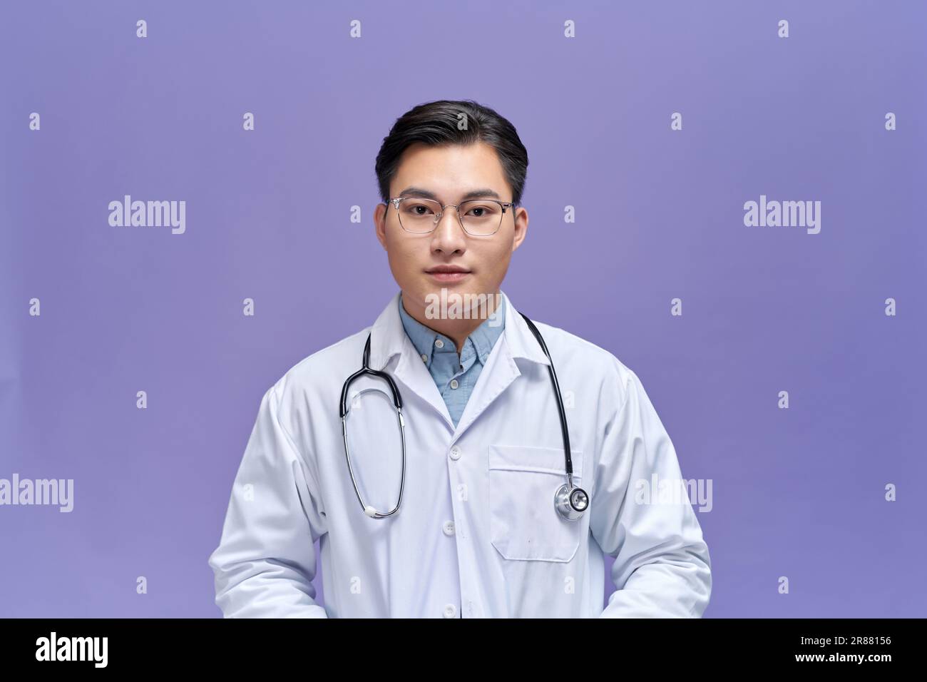 L'infermiere regola il fonendoscopio sul collo del medico Foto stock - Alamy