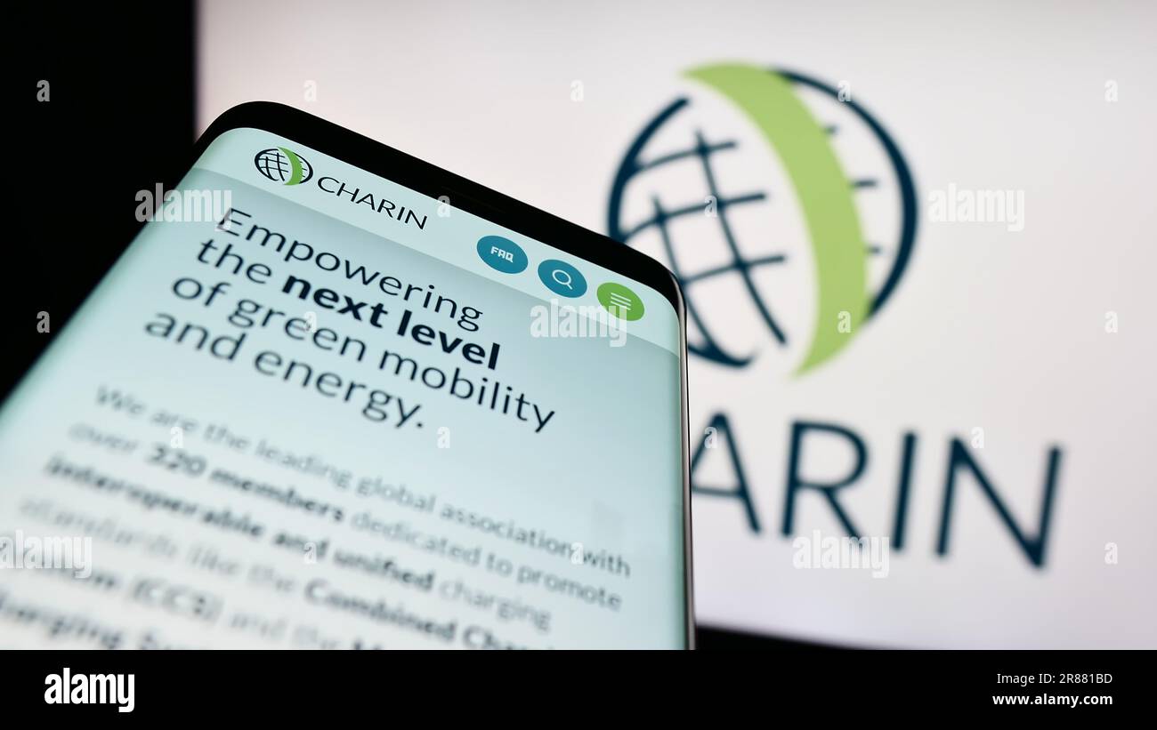 Telefono cellulare con sito Web dell'associazione globale di tariffazione Charin e.V. sullo schermo davanti al logo. Mettere a fuoco in alto a sinistra sul display del telefono. Foto Stock