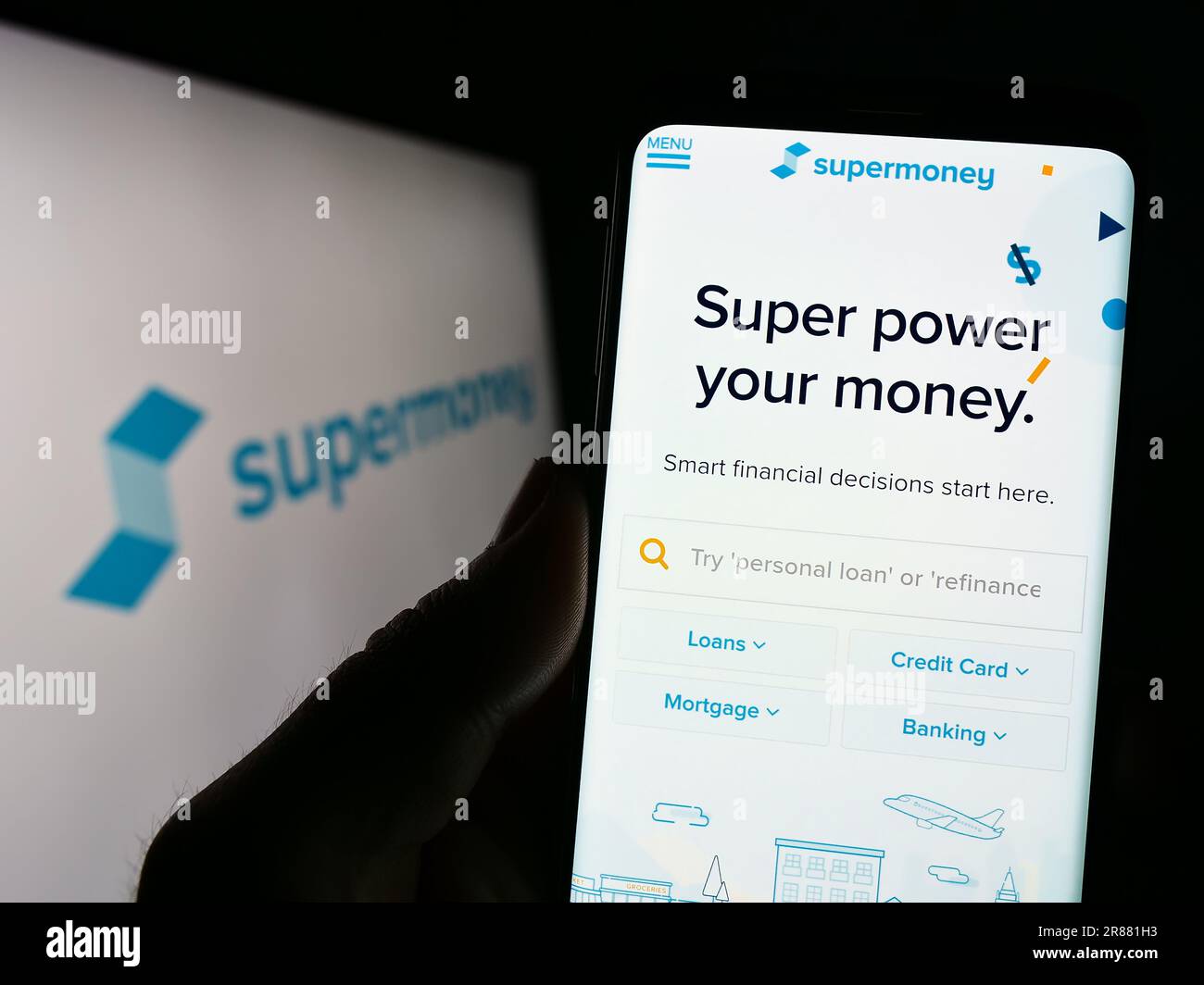 Persona che possiede uno smartphone con una pagina Web della società statunitense SuperMoney LLC, una piattaforma di confronto sullo schermo con logo. Concentrarsi sul centro del display del telefono. Foto Stock