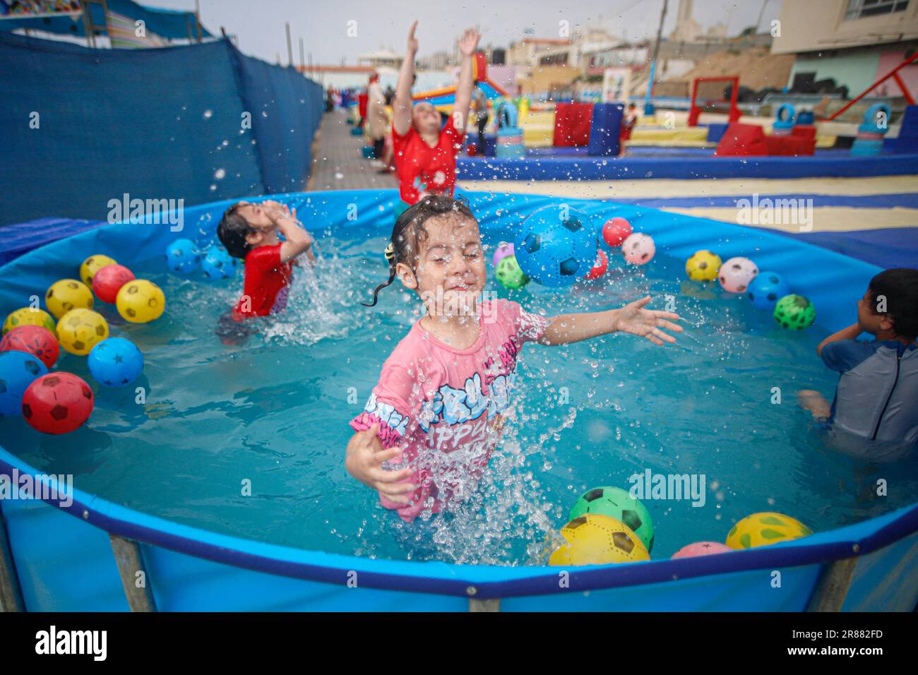 Città di Gaza, Palestina. 19th giugno, 2023. I bambini palestinesi possono divertirsi con i giochi d'acqua durante le vacanze estive a Gaza City, 19 giugno 2023. Il parco acquatico per bambini è stato aperto quest'estate per la prima volta a Gaza City. Foto di Habboub Ramez/ABACAPRESS.COM Credit: Abaca Press/Alamy Live News Foto Stock